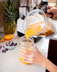 Gesundes Orangen-Dattel-Frühstücks-Smoothie-Rezept, eine Mischung aus frischen Orangen, süßen Datteln und cremigen Zutaten.
